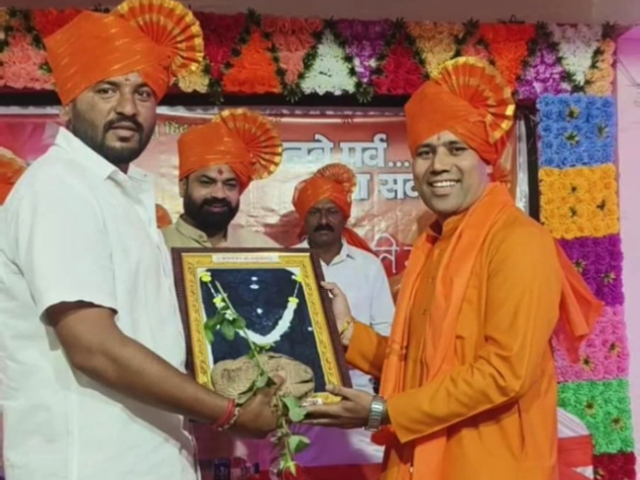 Mr Kiran Duse (right) felicitated by Mr Mohan Anna Shinde (left)