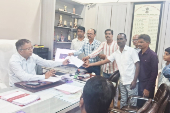 उपविभागीय अधिकारी को निवेदन देते हुए कार्यकर्ता