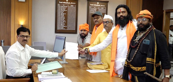 निवासी जिलाधिकारी को ज्ञापन सौंपते हुए (दाएं से) सर्वश्री दादा जपकर, गोकुल आठरे, बापू ठाणगे, दत्ता वामन, सुनील शिंदे