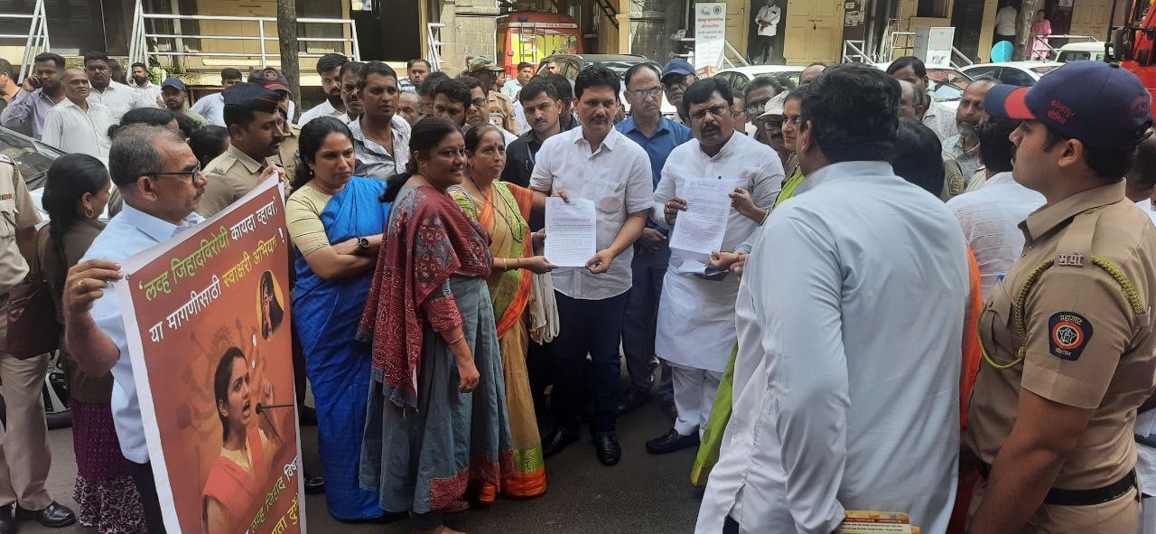 कोल्हापुर के पालक मंत्री (संरक्षक मंत्री) प्रकाश आबीटकर तथा शिवसेना विधायक राजेश क्षीरसागर को निवेदन देते समय हिन्दू जनजागृति समिति के कार्यकर्ता और हिन्दुत्वनिष्ठ