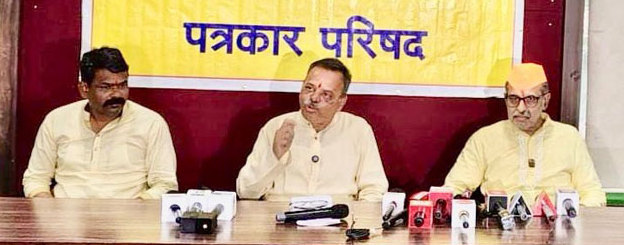 (बाएं से) श्री. सचिन घुले, श्री. पराग गोखले, श्री. मिलिंद एकबोटे