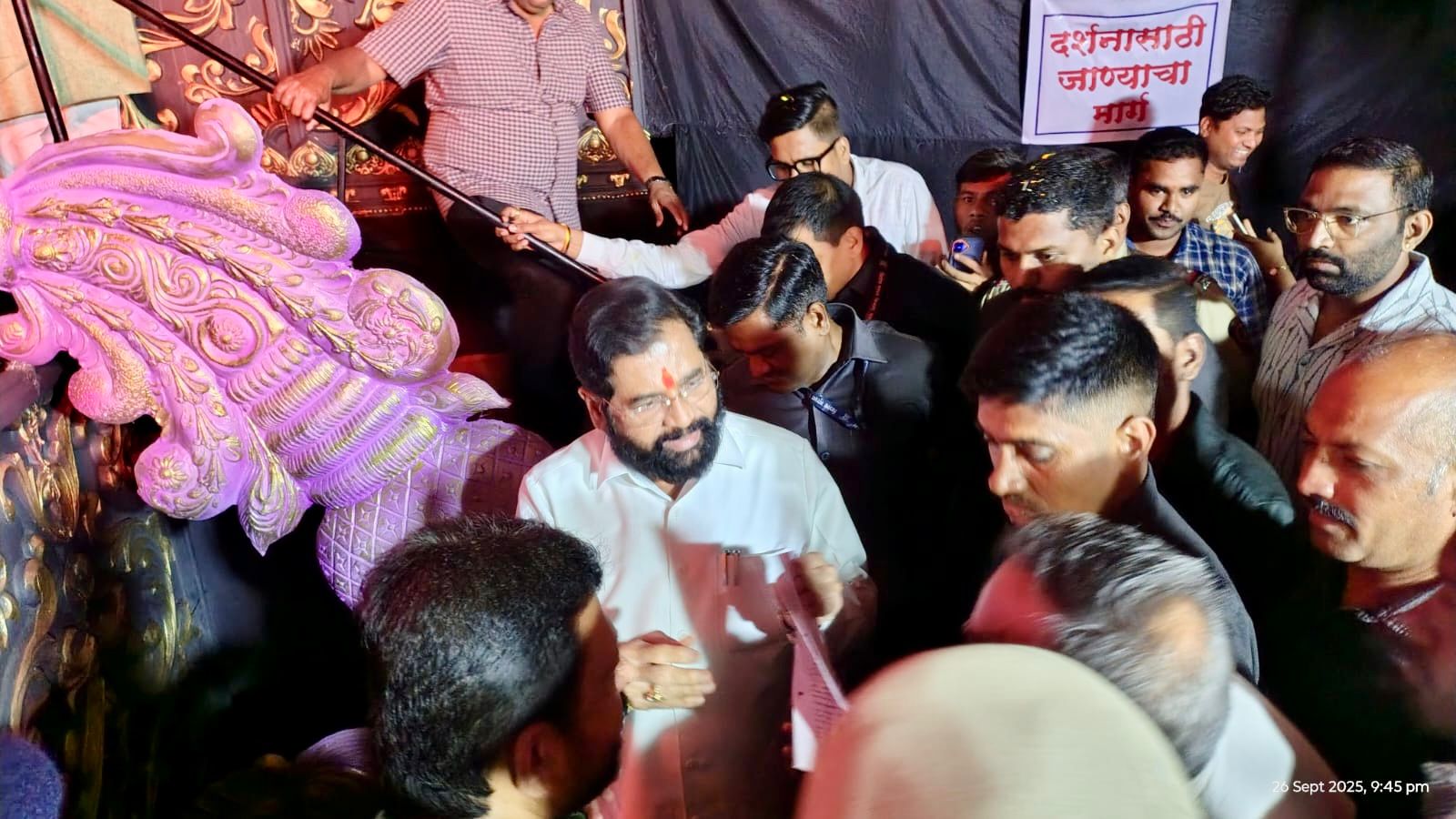 उपमुख्यमंत्री श्री एकनाथ शिंदे को निवेदन सौंपते हुए समिति के कार्यकर्ता
