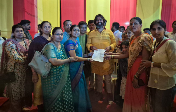 भाजपा विधायक श्री महेश लांडगे को निवेदन सौंपते हुए समिति के कार्यकर्ता