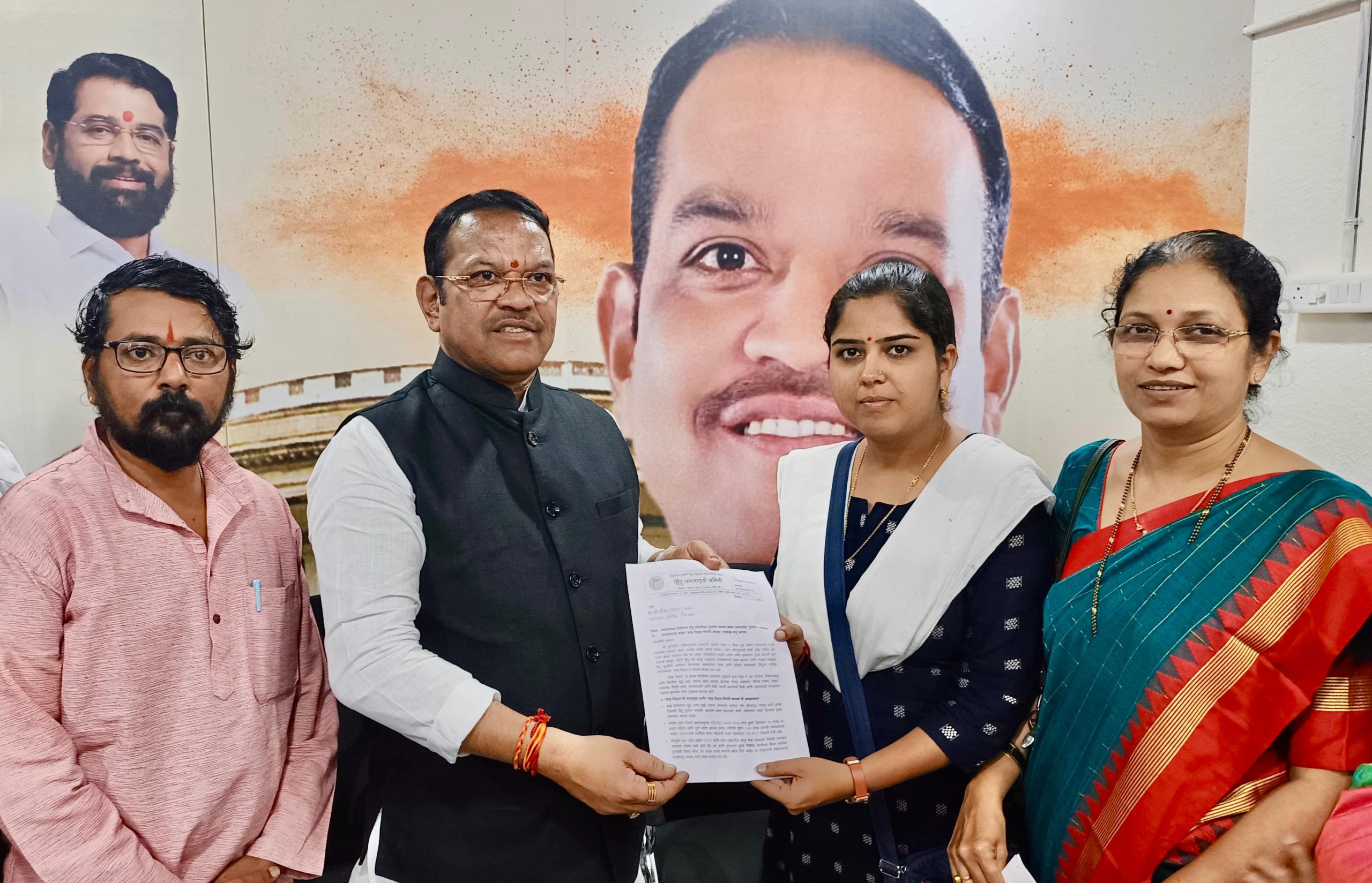 शिवसेना के सांसद श्री श्रीरंग (अप्पा) बारणे को निवेदन सौंपते हुए कु. प्राची शिंत्रे और श्रीमती मीना ढवळे