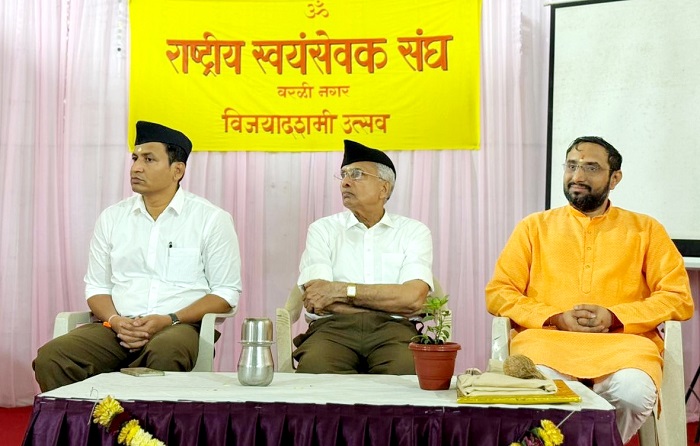 दाईं ओर से श्री. किरण शेलार, श्री. नवीनकुमार जैन और श्री. बळवंत पाठक