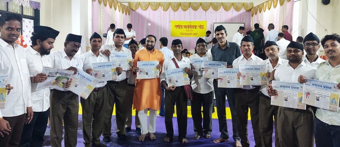 सनातन प्रभात’ का विजयादशमी विशेषांक लिए हुए स्वयंसेवक