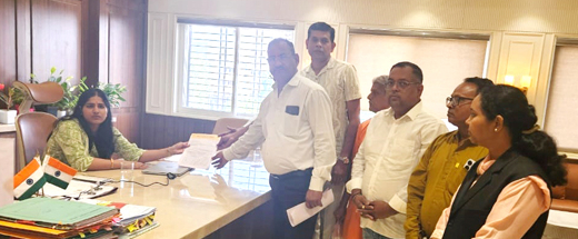 जिलाधिकारी को निवेदन देते हुए हिन्दुत्वनिष्ठ