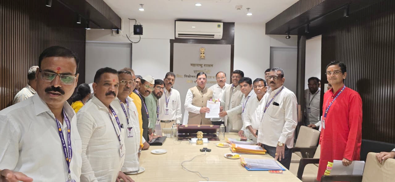 ‘एंटी लैंड ग्रैबिंग (निषेध) कानून’ लागू करने के संबंध में राज्य मंत्री आशीष जायसवाल को ज्ञापन सौंपते हुए महाराष्ट्र मंदिर महासंघ के पदाधिकारी