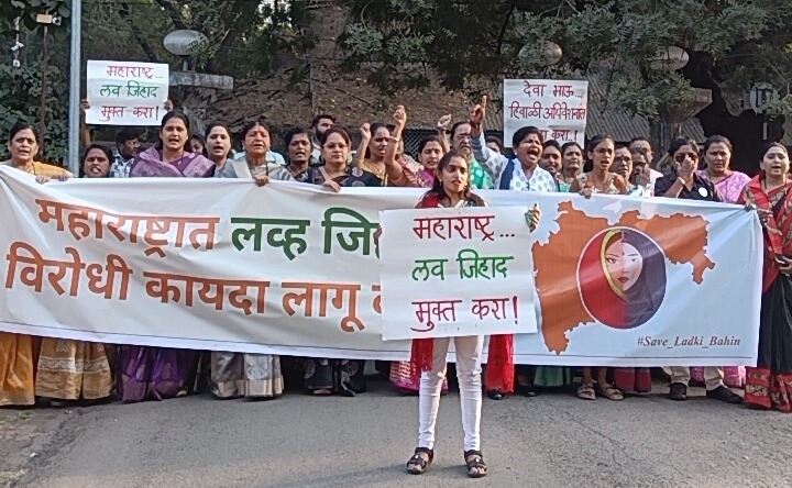 धुले में उपस्थित हिंदुत्वनिष्ठ संगठन और महिलाओं का समुदाय