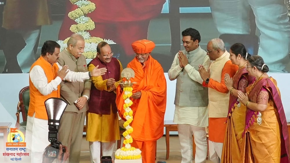 बाईं ओर से श्री. सुरेश चव्हाणके, श्री. उदय माहुरकर, श्री. अभय वर्तक, दीपप्रज्वलन करते हुए महामंडलेश्वर स्वामी पू. शांतीगिरी महाराज, श्री. कपिल मिश्रा, सद्गुरु डॉ. चारुदत्त पिंगळेजी, श्रीसत्‌शक्ति (श्रीमती) बिंदा सिंगबाळजी एवं श्रीचित्‌शक्ति (श्रीमती) अंजली गाडगीळजी