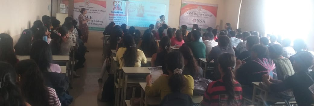 'नवा समाज मंडल डिग्री कॉलेज' में ज्ञानवर्धक संदेश देते 'नशा विरोधी संघर्ष अभियान' की श्रीमती धनश्री केळशीकर ।