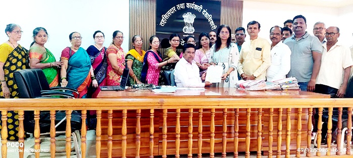 देवगड येथे तहसीलदार राजेश पवार यांना निवेदन देतांना विविध संघटनांचे पदाधिकारी