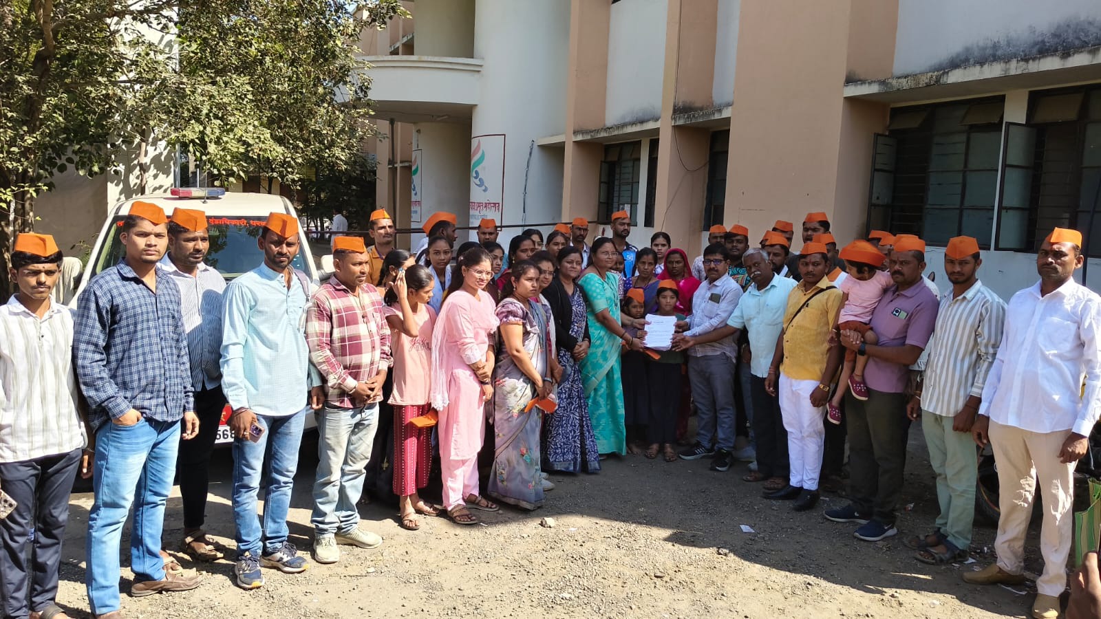 धरणगाँव में निवेदन देते समय उपस्थित हिंदुत्वनिष्ठ संगठन और महिलाए