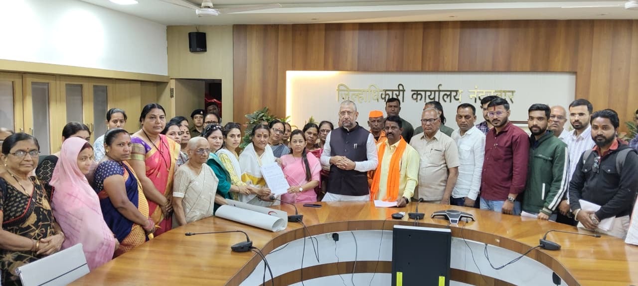नंदूरबार में निवेदन देते समय उपस्थित हिंदुत्वनिष्ठ संगठन और महिलाए
