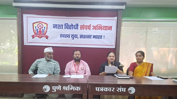 (बाएं से) ह.भ.प. भानुदास वैराट महाराज, श्री चंद्रकांत वारघडे, अधिवक्ता (श्रीमती) मुग्धा बिवलकर तथा कु. प्राची शिंत्रे