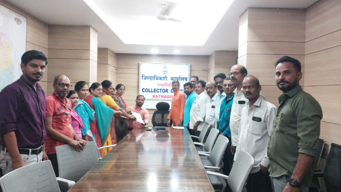 रत्नागिरी में उपजिलाधिकारी विश्वजीत गाताडे को ज्ञापन सौंपते हुए हिंदुत्वनिष्ठ कार्यकर्ता