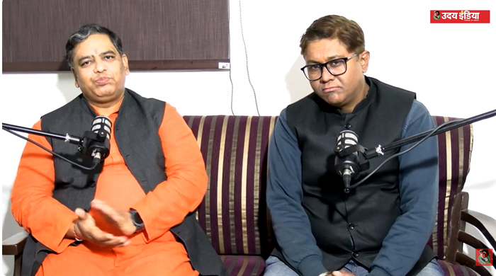 बाएँ से बोलते हुए श्री. रमेश शिंदे और श्री. अंशुमान आनंद