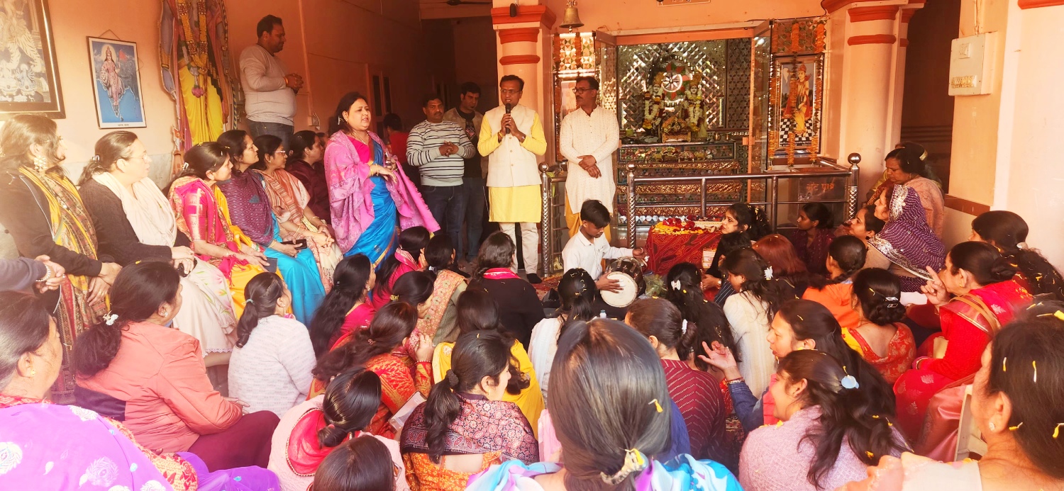शिव मंदिर में मार्गदर्शन करते हुए श्री आनंद जाखोटिया