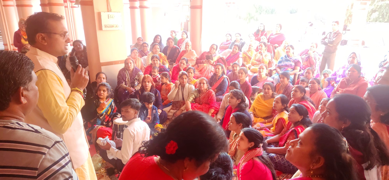 शिव मंदिर में मार्गदर्शन करते हुए श्री आनंद जाखोटिया