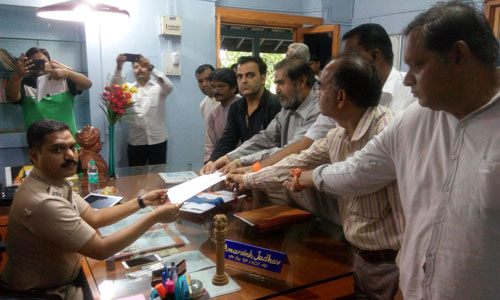 पुलिस उपाधीक्षक श्री. अमरसिंह जाधव को ज्ञापन देते हुए धर्माभिमानी