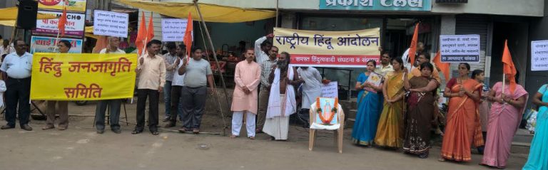 ‘Pujya’ Ishwarbuva Ramdasi guiding demonstrators