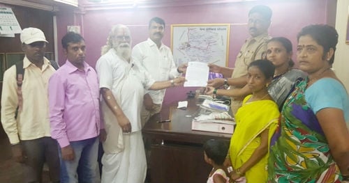 पुलिस निरीक्षक श्री. जगदाळेसाहब को ज्ञापन प्रस्तुत करते हुए कार्यकर्ता