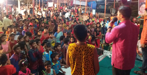गरबाप्रेमियों को मार्गदर्शन करते हुए समिति के श्री. सुमित सागवेकर