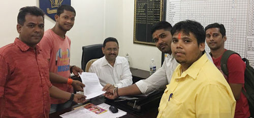 नालासोपारा के पुलिस निरीक्षक को ज्ञापन प्रस्तुत करते हुए कार्यकर्ता