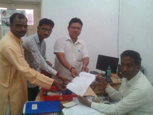 निजामाबाद के पालिका आयुक्त को ज्ञापन प्रस्तुत करते हुए धर्माभिमानी