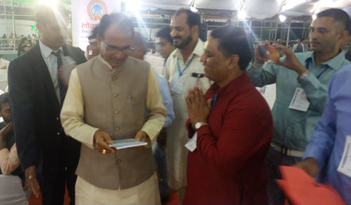 श्री. शिवराजसिंह चौहान (बार्इं ओर) को ग्रंथ भेंट करते हुए श्री. रमेश शिंदे