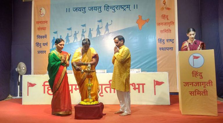 दीपप्रज्वलन करते हुए मान्यवर बाईं ओर से श्रीमती आनंदी वानखेडे, श्रीमती राजश्री गडेकर एवं श्री. गोविंद चोडणकर