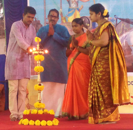 दीपप्रज्वलन करते हुए बाईं ओर से श्री. अरविंद थलावर, श्री. पुंडलिक पै, कु. नागमणी आचार्य एवं श्रीमती संगिता जानू