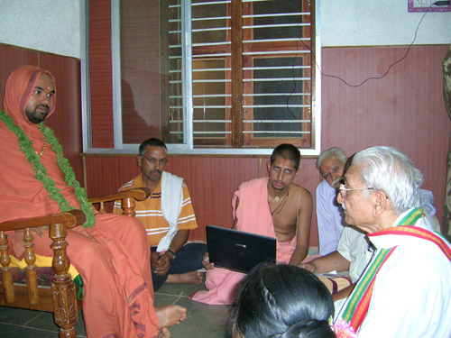 Sree Sree Raghaveshwar Bharati Mahaswami, Shri. Ashok  Singhal & Swami Purushottamds (with Laptop)