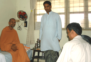 Swami Asangananda Saraswati guding HJS members