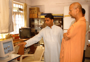 HJS state spokesperson Shri. Ramesh Shinde showing HJS website to swamiji