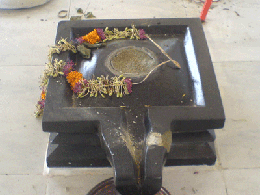 Shivling destroyed in Siddheshwar temple (photo1)