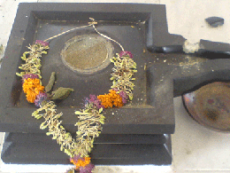 Shivling destroyed in Siddheshwar temple (photo3)