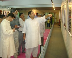 (Centre) Shri. Indresh Kumar of RSS visited exhibition in Pune
