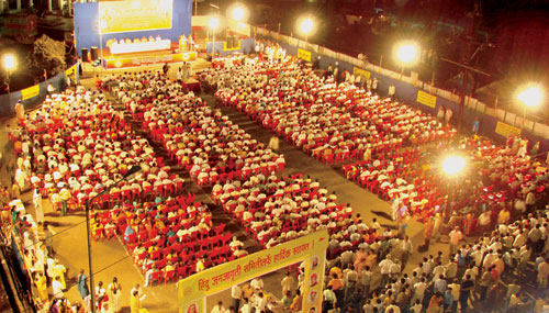 Large numbers of Hindus present for the Dharmasabha