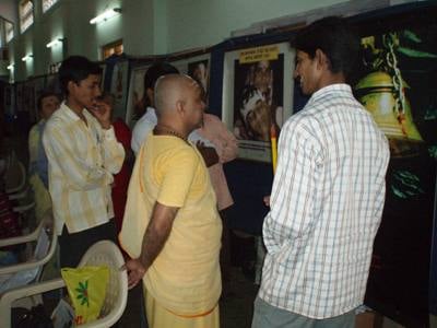 HJS member Shri.Sujit explaining the charts to Swamiji