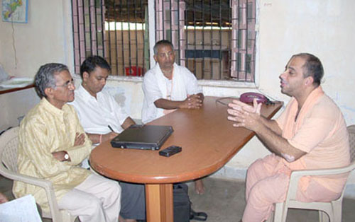 From Left Shri. Vatkar, Shri. Ramesh Shinde, Shri. Shyamprasad Das & Swami Kamalankshadas