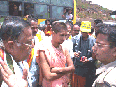 Swami Purshottam Das ji (center) of HJS talking to media