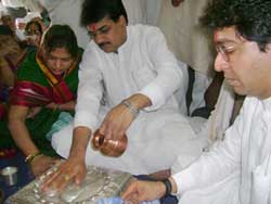 Minister Shri Harshwardhan Patil with his wife <br> and MNS chief Shri Raj Thakarey