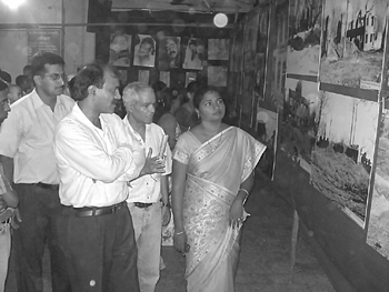 Dr. (Mrs.) Vaishali Ghodekar, Mayor and other dignitaries at exhibition
