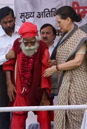 Sonia with a freedom fighter in Rae Bareli