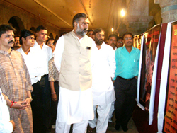 Shri. Pralhad Patel watching the exhibition (in the middle) Shri. Pralhad Patel watching the exhibition (in the middle)