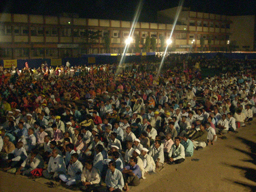 The huge audience of devout Hindus