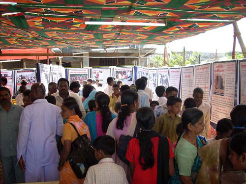 Hindus watching the exhibition (photo 1)