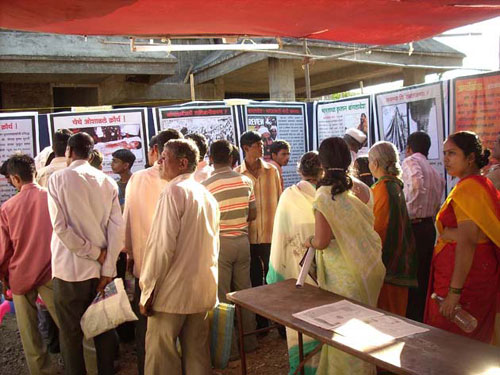 Hindus watching the exhibition (photo 2)