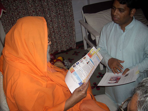 Shri. Ramesh Shinde giving information about HJS website to Pujya Swamiji